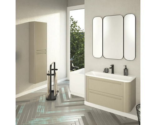 Badezimmer mit Waschtisch, Spiegelschrank und Hochschrank