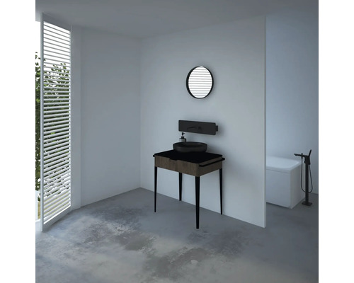 Helles Badezimmer mit Waschtisch, Spiegel, Waschbecken, Badewanne und Armaturen