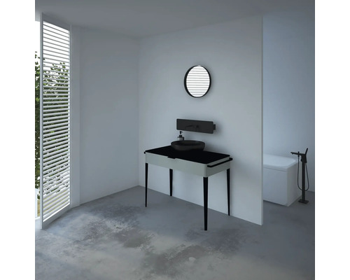 Helles Badezimmer mit Waschtisch, Spiegel, Waschbecken und Badewanne