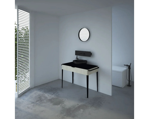 Helles Badezimmer mit Waschbecken, Spiegel und Badewanne