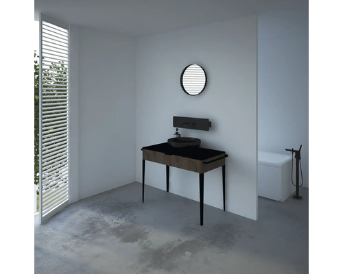 Helles Badezimmer mit Waschbecken, Spiegel und Badewanne.