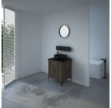 Modernes Badezimmer mit Waschtisch, Spiegel und Badewanne