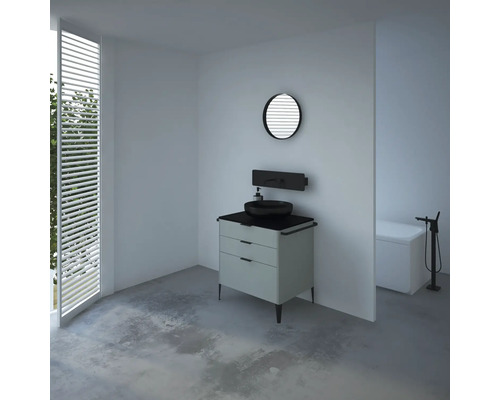 Modernes Badezimmer mit Waschtisch, Spiegel und Badewanne