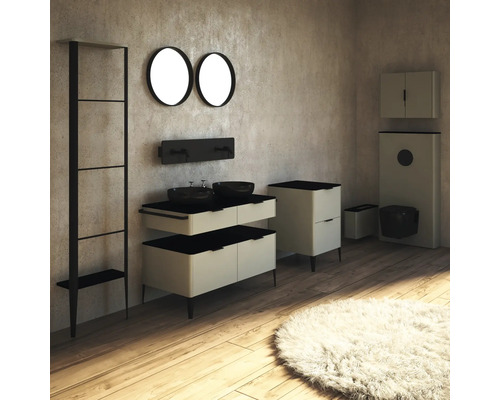 Badezimmer mit Waschtisch, Spiegeln, Regal und Toilette in neutralen Farben