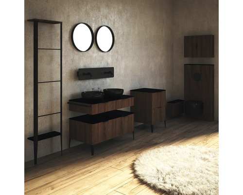 Modernes Badezimmer mit Waschtisch, Spiegeln, Regal und Toilette in dunklen Farbtönen.