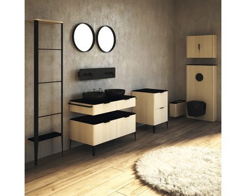 Helles Badezimmer mit Waschtisch, Waschbecken, Spiegel und Regal