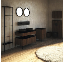 Badezimmer mit Waschtisch, Spiegeln, Regal und Toilette in dunklen Farbtönen.