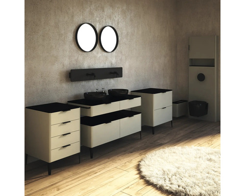 Badezimmer mit Waschtisch, Spiegeln und Toilette in einem hellen und modernen Design