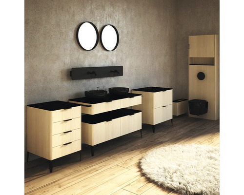 Badezimmer-Interieur mit Waschtisch, Spiegeln, Ablageflächen und Toilette in hellem Holzdekor und dunklen Akzenten