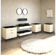 Badezimmer-Interieur mit Waschtischen, Spiegeln und rundem Teppich