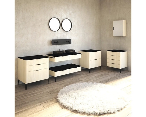 Badezimmer-Interieur mit Waschtischen, Spiegeln und rundem Teppich