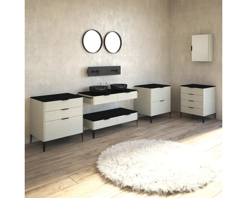 Badezimmer mit Waschtischen, Spiegeln, Waschbecken und einem runden Teppich