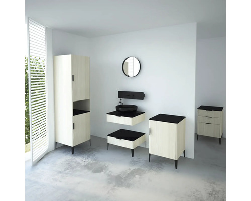 Modernes Badezimmer mit Waschtisch, Spiegel, Schrank und Ablageflächen