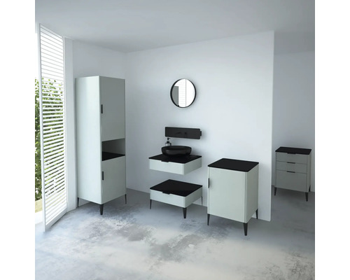 Badezimmer mit Waschtisch, Spiegel, Unterschrank und Hochschrank