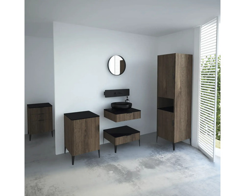 Badezimmer mit Waschtisch, Spiegel, Unterschrank und Hochschrank