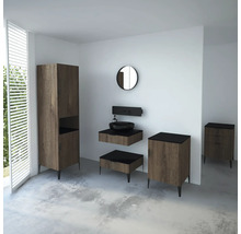 Modernes Badezimmer mit Waschtisch, Spiegelschrank, Unterschrank und Kommode.