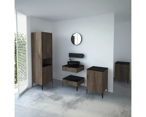 Badezimmer mit Waschtisch, Unterschrank, Spiegelschrank und Spiegel