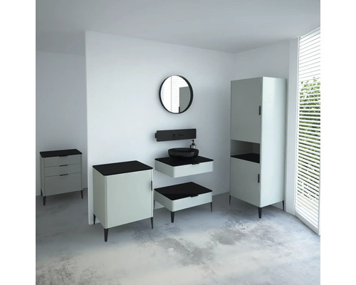 Modernes Badezimmer-Set mit Waschtisch, Spiegel und Hochschrank für ein stilvolles Ambiente.
