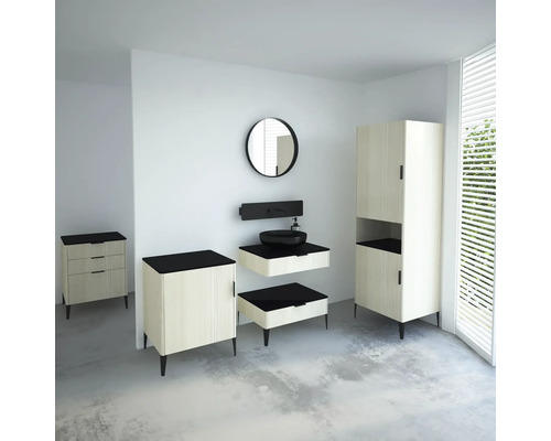 Modernes Badezimmerensemble mit Waschtisch, Unterschrank, Spiegelschrank und Hochschrank