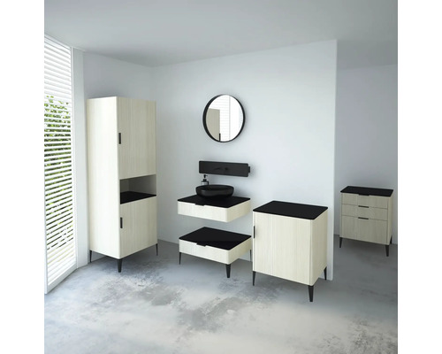 Badezimmer mit Waschtisch, Spiegel, Schrank und Kommode