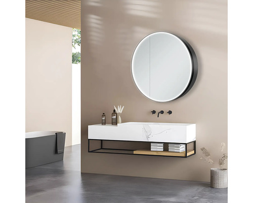 Modernes Badezimmer mit Waschtisch, rundem Spiegel und Badewanne