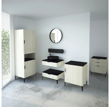 Badezimmer mit Waschtisch, Spiegelschrank und Hochschrank