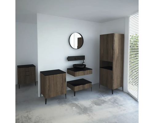 Badezimmer mit Waschtisch, Spiegel, Unterschrank und Hochschrank