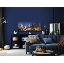 Wohnzimmer mit blauem Sofa, Regal und New York Skyline Wandbild