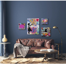 Wohnzimmer mit braunem Ledersofa, Holztisch und Wanddekoration mit Graffiti-Motiven