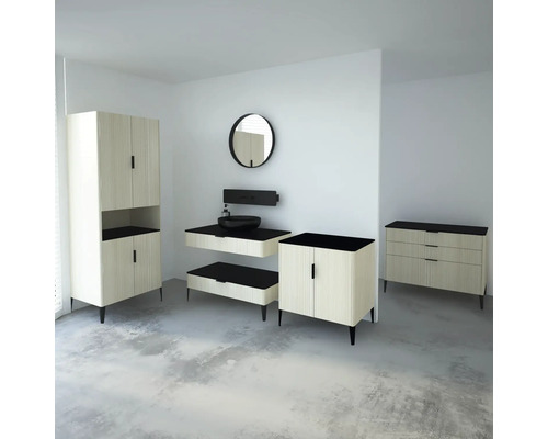 Badezimmer mit Waschtisch, Spiegel, Unterschrank und Hochschrank