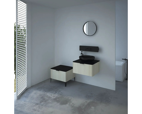 Badezimmer mit Waschtisch, Spiegel und Fenster