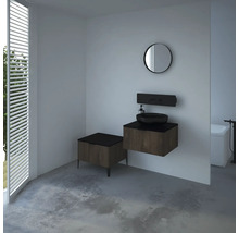 Badezimmer mit Waschtisch, Spiegel, Hocker und Badewanne