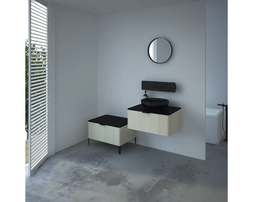 Badezimmer mit Waschtisch, Spiegel und Fensterjalousien für eine helle Atmosphäre