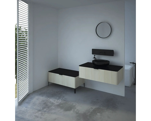 Badezimmer mit Waschtisch, Spiegel und Fenster