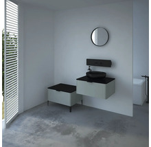Modernes Badezimmer mit Waschtisch, Aufsatzwaschbecken, Spiegel und Fensterjalousien