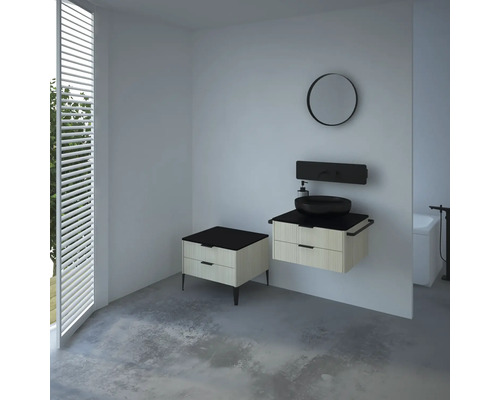 Badezimmer mit Waschtisch, Spiegel und Unterschrank