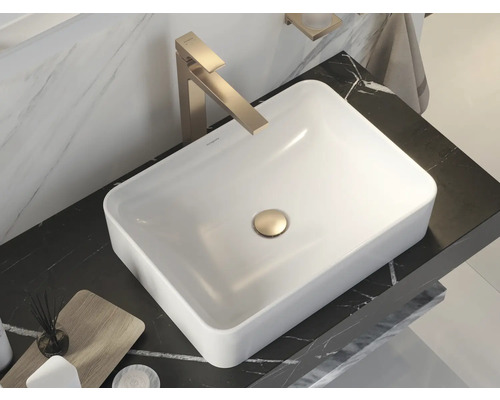 Rechteckiges Aufsatzwaschbecken mit Armatur auf einer dunklen Marmorplatte