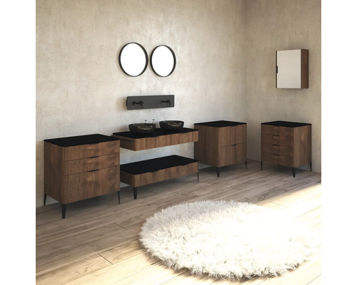 Badezimmer mit Waschtischen, Spiegeln, Unterschränken und Teppich