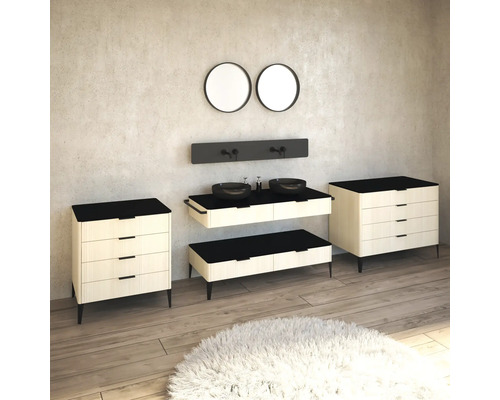 Badezimmer mit Waschtischen, Spiegeln und Kommoden in hellem Design