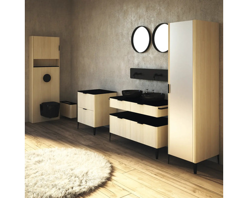 Modernes Badezimmer mit Waschtisch, Spiegel, WC und Stauraummöbeln in hellem Holz