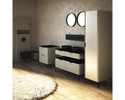 Badezimmer mit Waschtisch, Spiegeln, WC und flauschigem Teppich