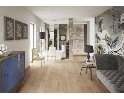 Heller Raum mit Holzboden, Sofa, Stühlen und Kunstwerken