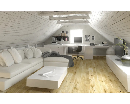 Heller Dachbodenraum mit Sofa, Schreibtisch und Holzfußboden für wohnliches Ambiente