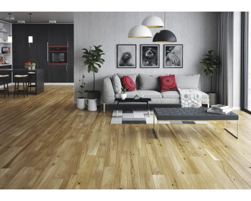 Heller Wohnraum mit Holzboden, Sofa, Tisch und Küchendetails.