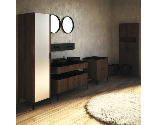 Modernes Badezimmer mit Waschtisch, Spiegeln, Hochschrank und Toilette in Holzoptik