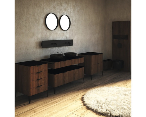 Badezimmer mit Waschtisch, Spiegeln, Unterschrank und Toilette.
