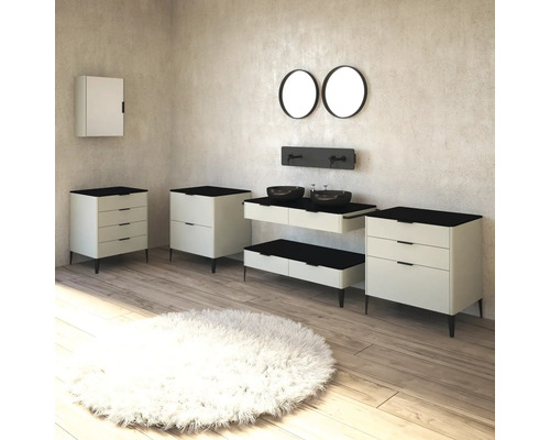 Badezimmeransicht mit Waschbecken, Spiegeln, Schränken und Teppich auf Holzboden.