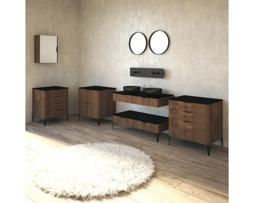 Modernes Badezimmer mit Holzmöbeln, Waschbecken und Spiegeln