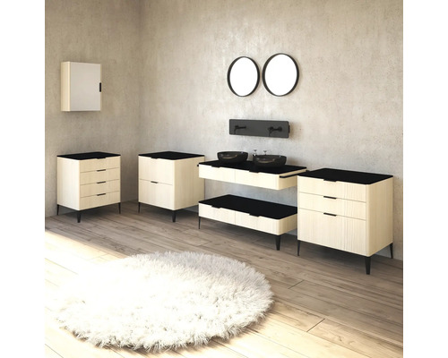 Badezimmer mit Waschbecken, Unterschränken, Spiegelschrank und runden Spiegeln