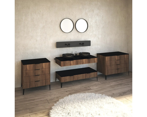 Badezimmer mit Waschtisch, zwei runden Spiegeln und Holzkommoden